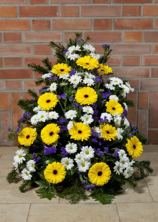 Gesteck | gelb – blau – weiß — Blumen Kleissner Graz