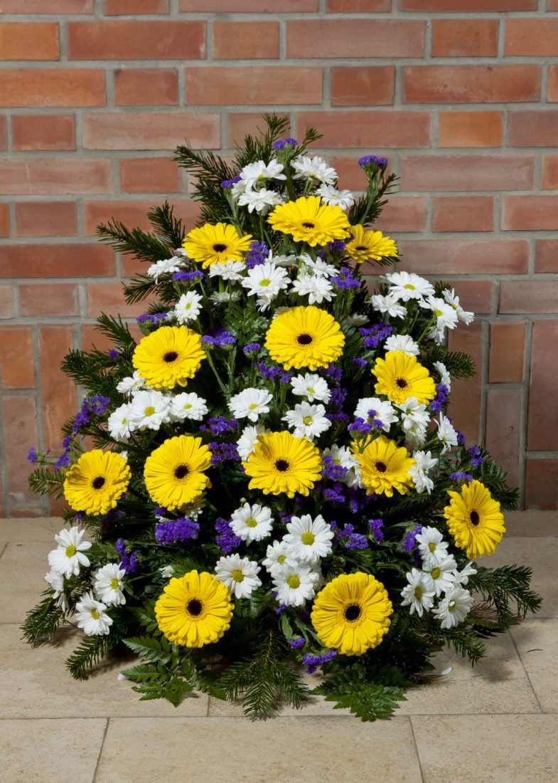 Gesteck | gelb – blau – weiß — Blumen Kleissner Graz