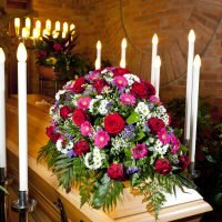 Sarggesteck | in kräftigen Beerentönen, Ansicht 2 — Blumen Kleissner Graz