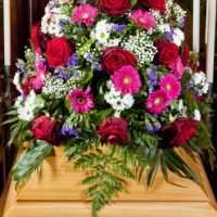 Sarggesteck | in kräftigen Beerentönen, Ansicht 3 — Blumen Kleissner Graz