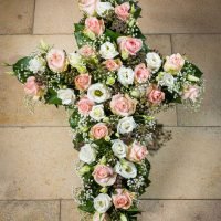 Florales Kreuz — Blumen Kleissner Graz