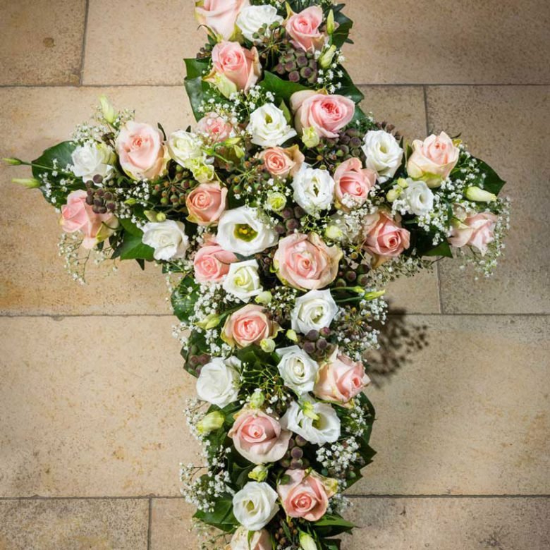 Florales Kreuz — Blumen Kleissner Graz