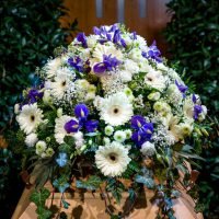 Sarggesteck | in weiß-blau — Blumen Kleissner Graz