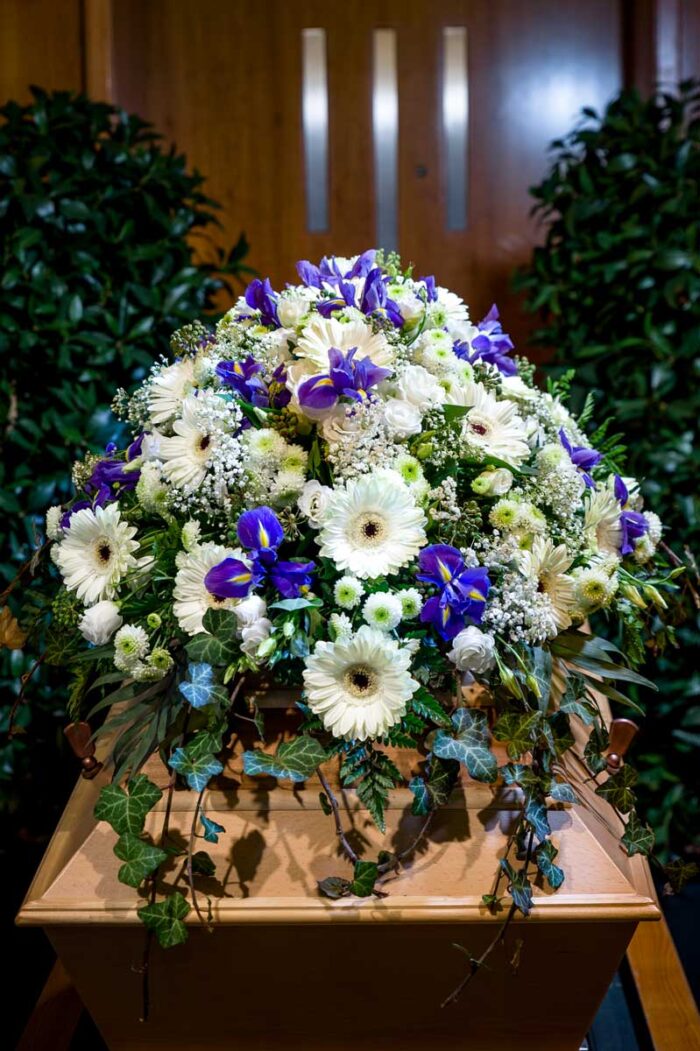 Blumen: weiße Gerbera, weiße Santini, weiße Lysianthus, Schleier oder Limonium, auf Wunsch auch mit weißen Rosen. Blaue Blumen je nach Saison