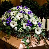 Sarggesteck | in weiß-blau, Ansicht 2 — Blumen Kleissner Graz