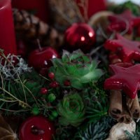Großer Adventkranz in Rot, Ansicht 3 — Blumen Kleissner Graz