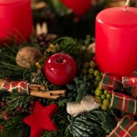 Adventkranz Klassik in Rot, Ansicht 2 — Blumen Kleissner Graz