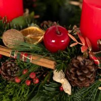 Adventkranz Klassik in Rot, Ansicht 3 — Blumen Kleissner Graz