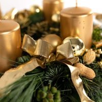 Adventkranz Klassik Deluxe in Gold, Ansicht 3 — Blumen Kleissner Graz