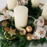 Adventkranz Klassik in Weiß, Ansicht 3 — Blumen Kleissner Graz