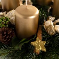 Adventkranz Standard in Gold, Ansicht 3 — Blumen Kleissner Graz