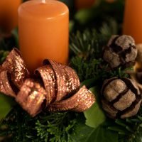 Adventkranz Standard in Orange, Ansicht 3 — Blumen Kleissner Graz