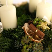 Adventkranz Standard in Weiß, Ansicht 3 — Blumen Kleissner Graz