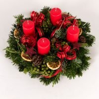 Adventkranz Standard in Rot, Ansicht 2 — Blumen Kleissner Graz