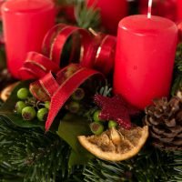 Adventkranz Standard in Rot, Ansicht 3 — Blumen Kleissner Graz