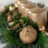 Adventsgesteck in Gold, Ansicht 3 — Blumen Kleissner Graz