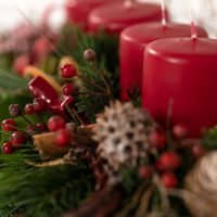 Adventsgesteck in Rot, Ansicht 3 — Blumen Kleissner Graz