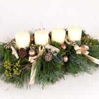 Adventsgesteck in Weiß, Ansicht 2 — Blumen Kleissner Graz